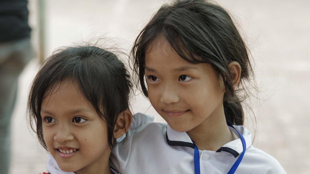 Portrait de deux petites filles aidées par PSE