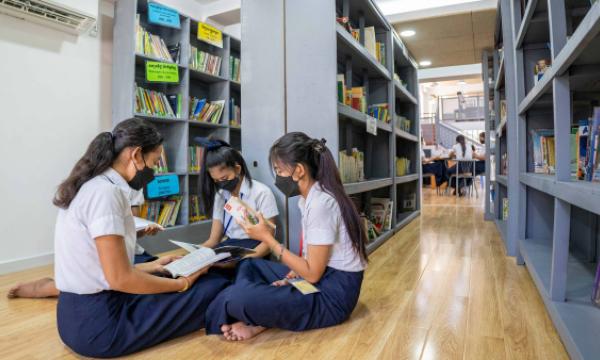 Des étudiantes de PSE en train de lire dans la nouvelle bibliothèque du centre