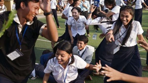 Des jeunes de PSE en train de s'amuser sur le terrain de foot @Meyer/Tendance Floue