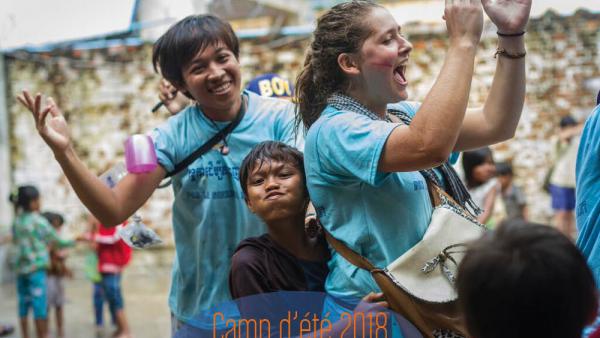 Des volontaires cambodgiens et européens et un enfant de PSE pendant une activité ludique