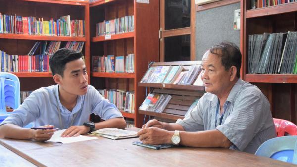 Bak, bibliothécaire de PSE, échange avec Mitrey du service communication de PSE