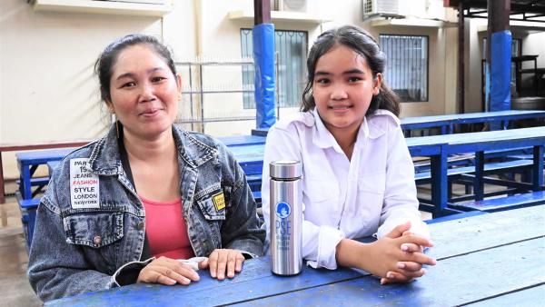 Une fillette scolarisée en école publique et sa mère en visite à PSE