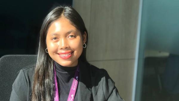 Sopunara, étudiante à l'école de gestion et vente lors de son stage à Natixis à Hong Kong