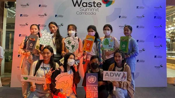 Des étudiantes posent lors d'un événement organisé au Cambodge en faveur de l'environnement
