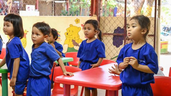 Des enfants debout dans une classe d'une des garderies-maternelles de PSE
