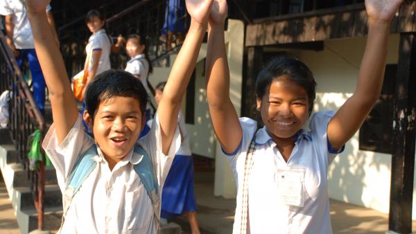 Deux enfants lèvent les bras en signe de victoire