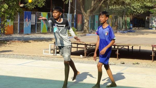 Deux jeunes de PSE en train de jouer au frontball