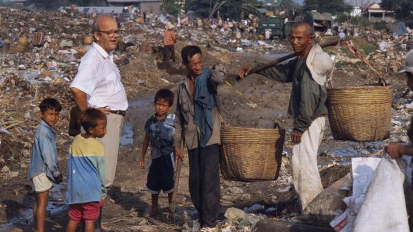 Christian des Pallières sur la décharge de Phnom Penh avec des enfants