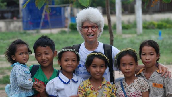 Marisa avec des enfants de PSE pendant les camps organisés chaque année par PSE