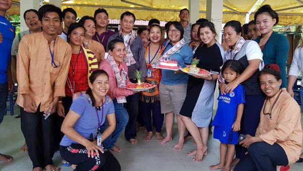 Leakhéna entourée de membres de l'équipe de Pour un Sourire d'Enfant au Cambodge