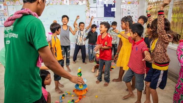 Des enfants jouent lors d'une activité organisée pendant les camps PSE