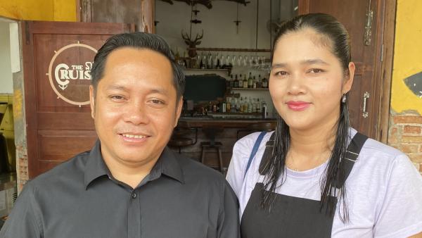 Leng et sa femme aujourd'hui devant le café qu'ils ont ouvert à Kampot