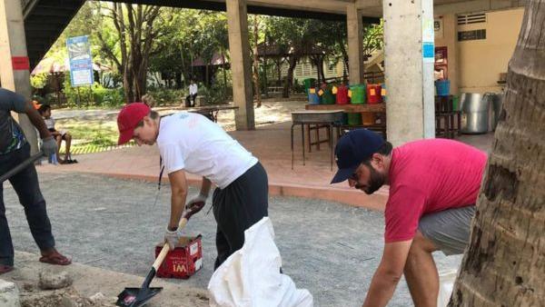 Deux bénévoles de PSE Hong Kong aident pour le jardinage dans le centre PSE de Phnom Penh