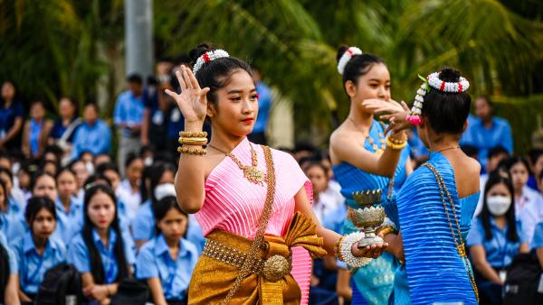 Des étudiantes en tenues traditionnelles performent une danse pour ouvrir la cérémonie de la rentrée