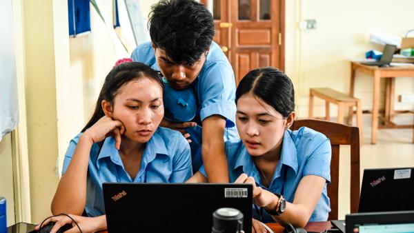 Trois étudiants de la formation aux métiers du digital travaillent ensemble