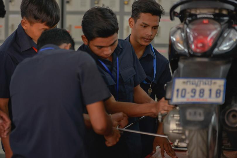 Des étudiants en formation professionnelle mécanique