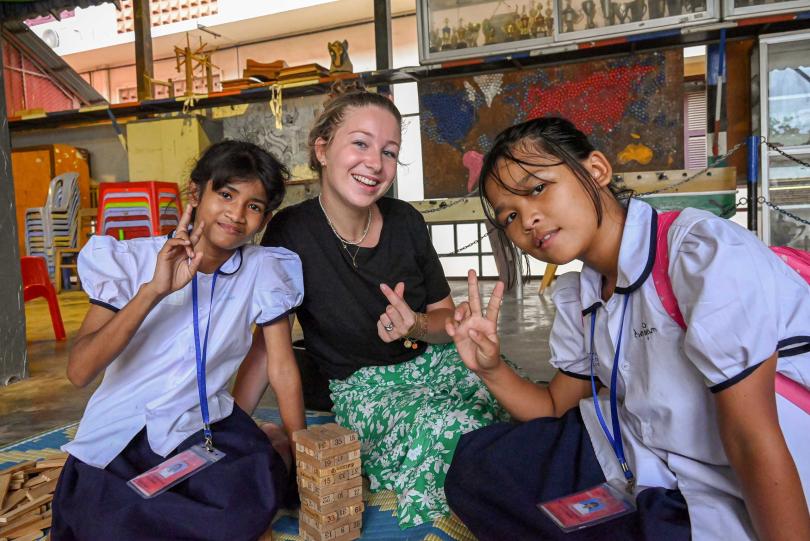 Alix, volontaire à PSE pendant 6 mois, entourée de deux écolières