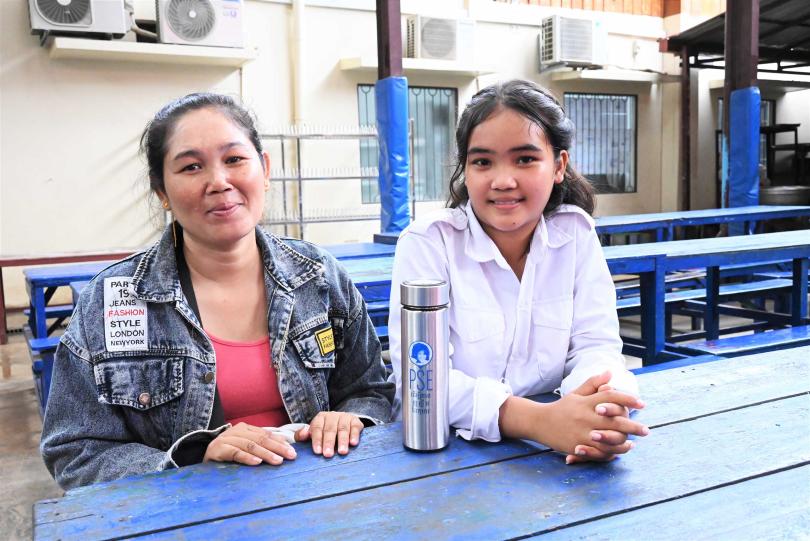 Une fillette scolarisée en école publique et sa mère en visite à PSE