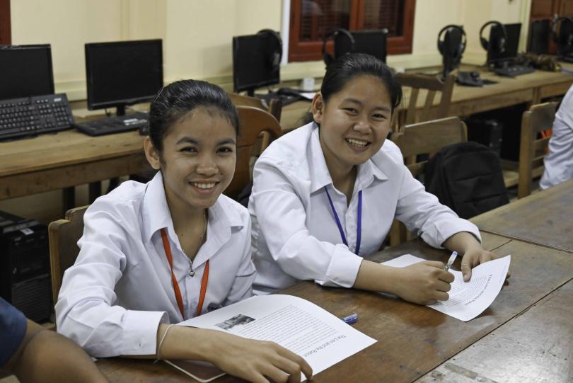Deux étudiantes d'anglais en train de sourire