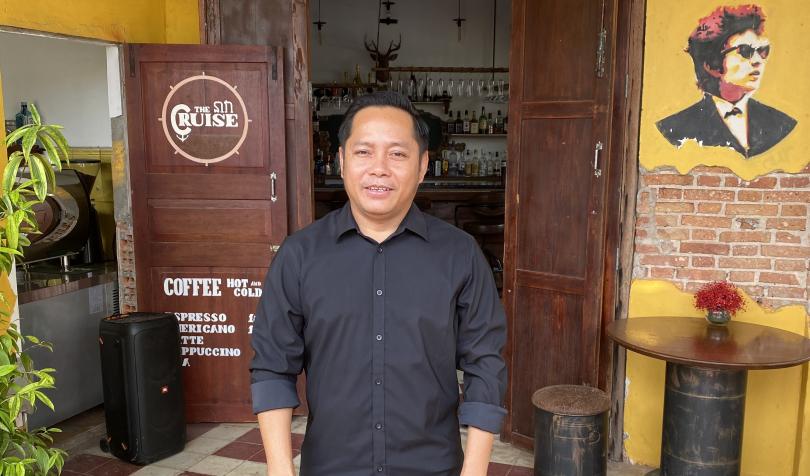 Leng, ancien élève de PSE, devant son café à Kampot