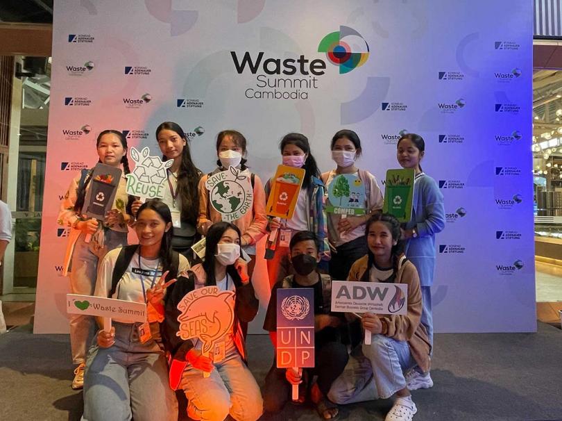 Des étudiantes posent lors d'un événement organisé au Cambodge en faveur de l'environnement