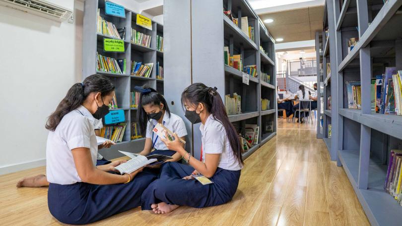 Des étudiantes de PSE en train de lire dans la nouvelle bibliothèque du centre