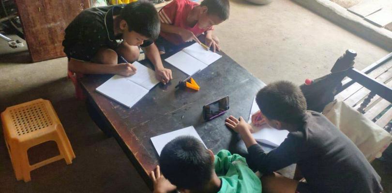 Quatre enfants étudient depuis chez eux grâce au smartphone prêté par PSE