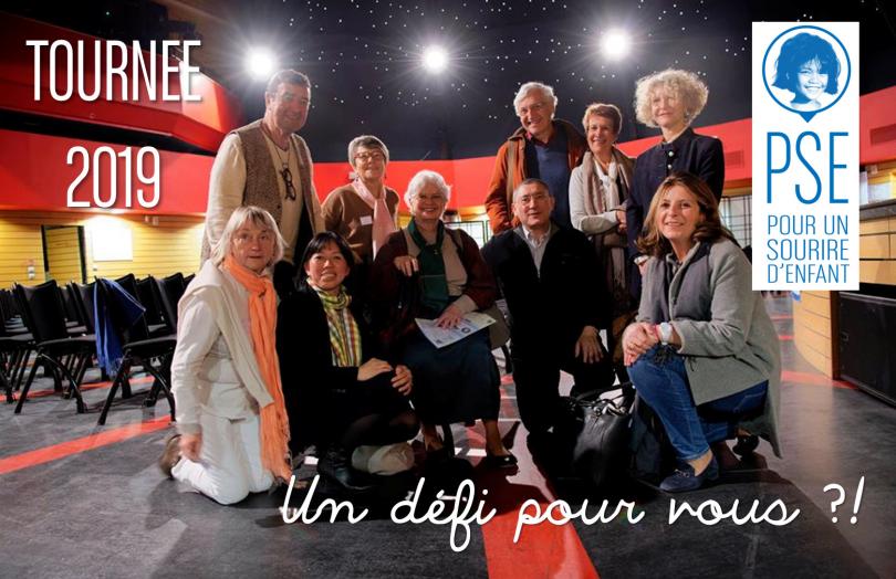 Marie-France des Pallières entourée de bénévoles PSE lors d'une soirée de Tournée
