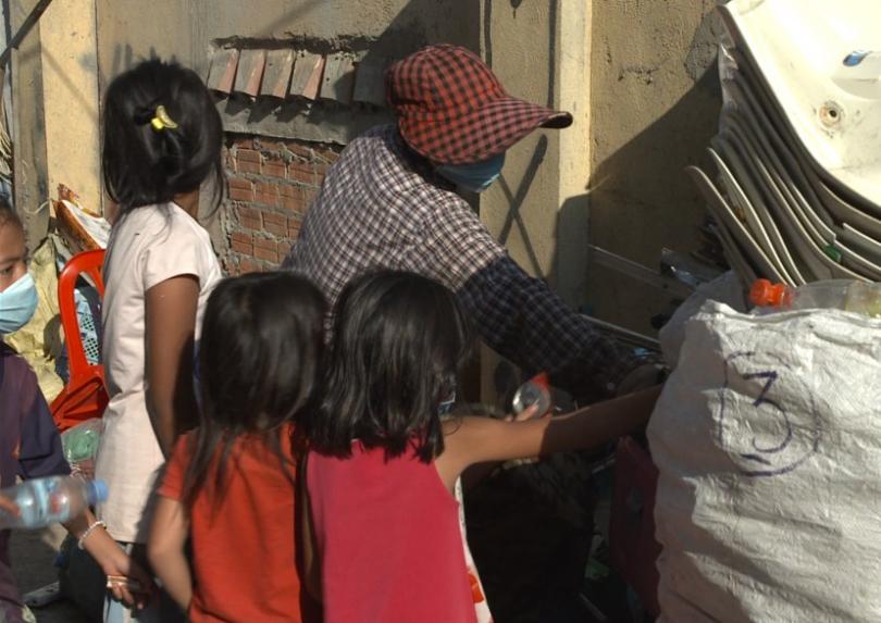 Une famille affectée par la crise du Covid-19 en train de trier des déchets
