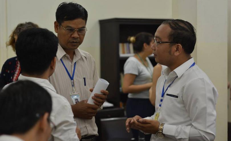 Discussion entre des salariés cambodgiens de PSE à Phnom Penh