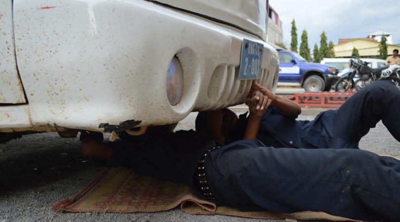 Deux étudiants travaillent sur la réparation d'une voiture dans le garage d'application de PSE