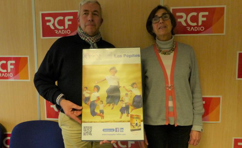 Emmanuel d'Argoeuves et Pascale Lévrier portent une affiche du film "Les Pépites"