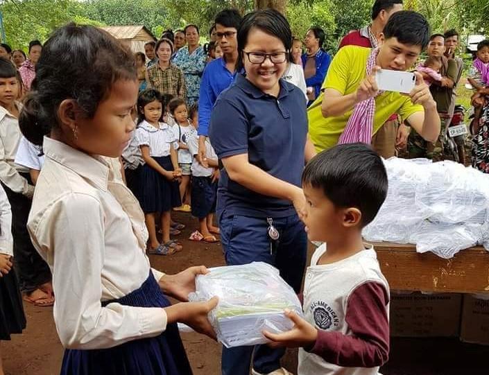 Leakhéna des Pallières distribue du matériel scolaire et des uniformes à deux enfants