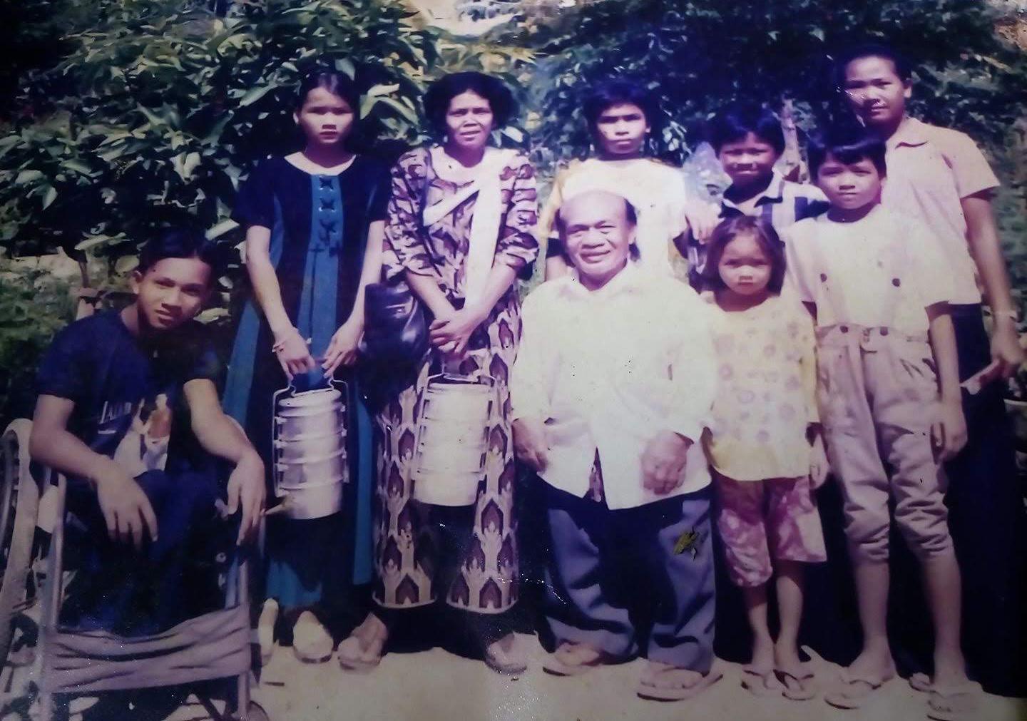 Chenda entouré de sa famille lorsqu'il était petit