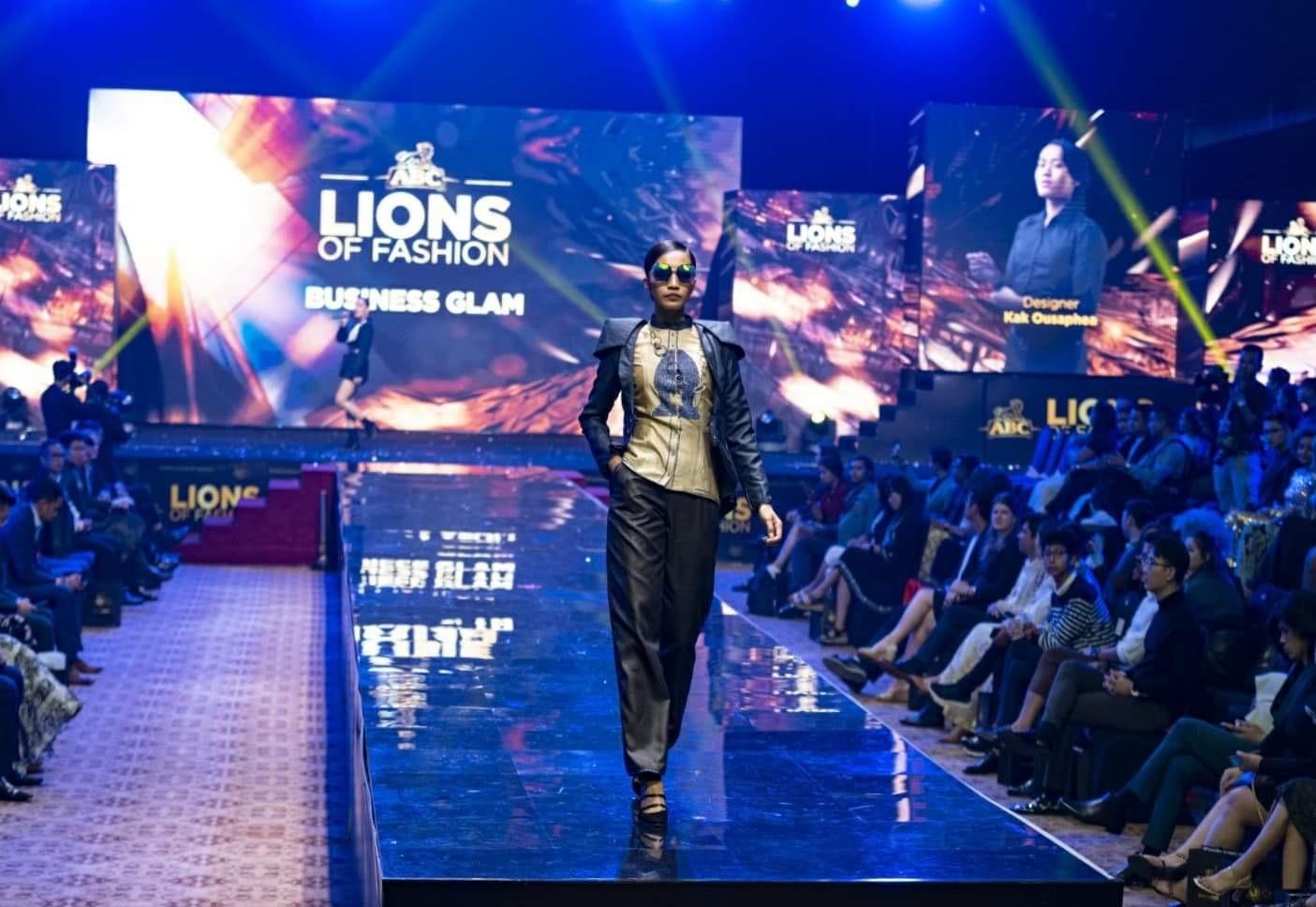 Sreypov en train de défiler lors de la Lions of Fashion