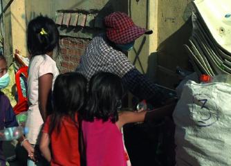 Une famille en train de trier les déchets pendant la crise du Covid-19