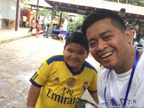 Lyheang avec un enfant de PSE pendant les camps d'été