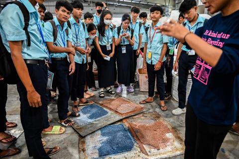 Des étudiants dans une usine de recyclage Des étudiants dans une usine de recyclage