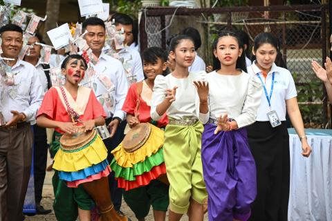 Danse traditionnelle des enfants lors de Bun Pka pour l'éducation 2024 à PSE Danse traditionnelle des enfants lors de Bun Pka pour l'éducation 2024 à PSE
