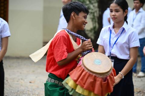 Un enfant joue de la musique lors de la cérémonie de Bun Pka pour l'éducation 2024 à PSE Un enfant joue de la musique lors de la cérémonie de Bun Pka pour l'éducation 2024 à PSE