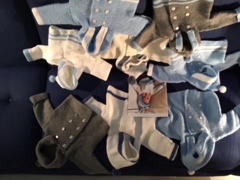 Pulls BEBE « Aliénor » avec capuche Pulls BEBE « Aliénor » avec capuche