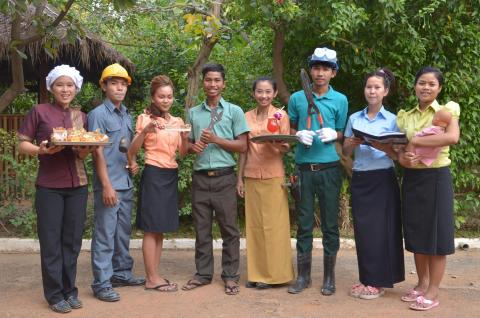 Des étudiants en formation professionnelle posent avec leur uniforme Des étudiants en formation professionnelle posent avec leur uniforme