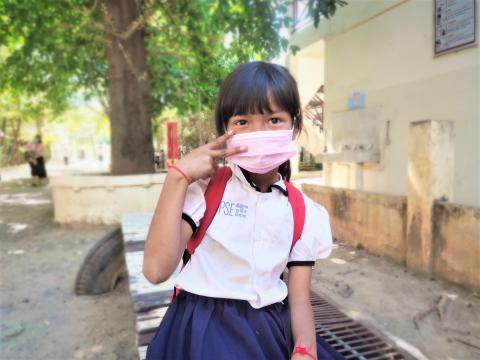 Une petite fille heureuse de reprendre l'école Une petite fille heureuse de reprendre l'école