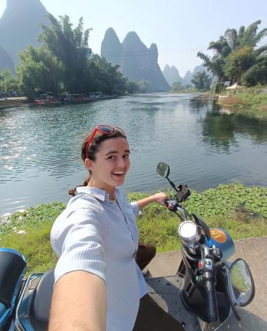 Lisa sur un scooter en Chine Lisa sur un scooter en Chine