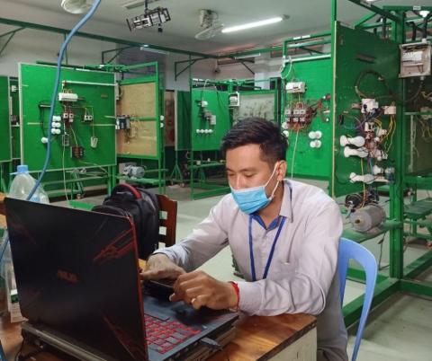 Un professeur de l'école de mécanique de PSE donne un cours en ligne