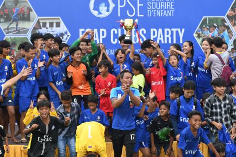 Des jeunes de PSE célèbrent dans la joie une victoire avec une coupe Des jeunes de PSE célèbrent dans la joie une victoire avec une coupe