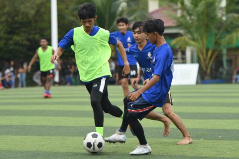 Des jeunes de PSE jouent au football Des jeunes de PSE jouent au football