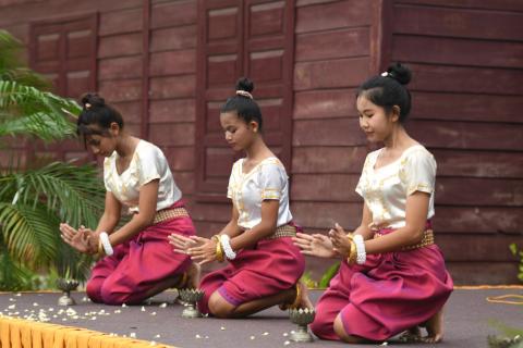 Trois jeunes filles dansent une danse traditionnelle khmère Trois jeunes filles dansent une danse traditionnelle khmère