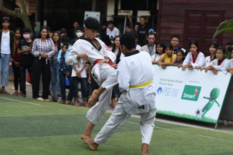 Deux jeunes s'affrontent au judo Deux jeunes s'affrontent au judo