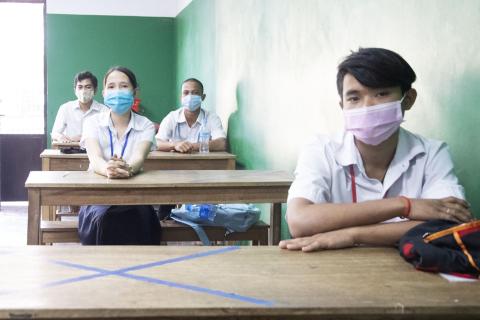 En classe, les élèves portent le masque et respectent la distanciation physique En classe, les élèves portent le masque et respectent la distanciation physique